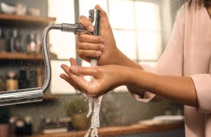 Comment réduire sa consommation d’eau chaude de 30 % sans gros travaux