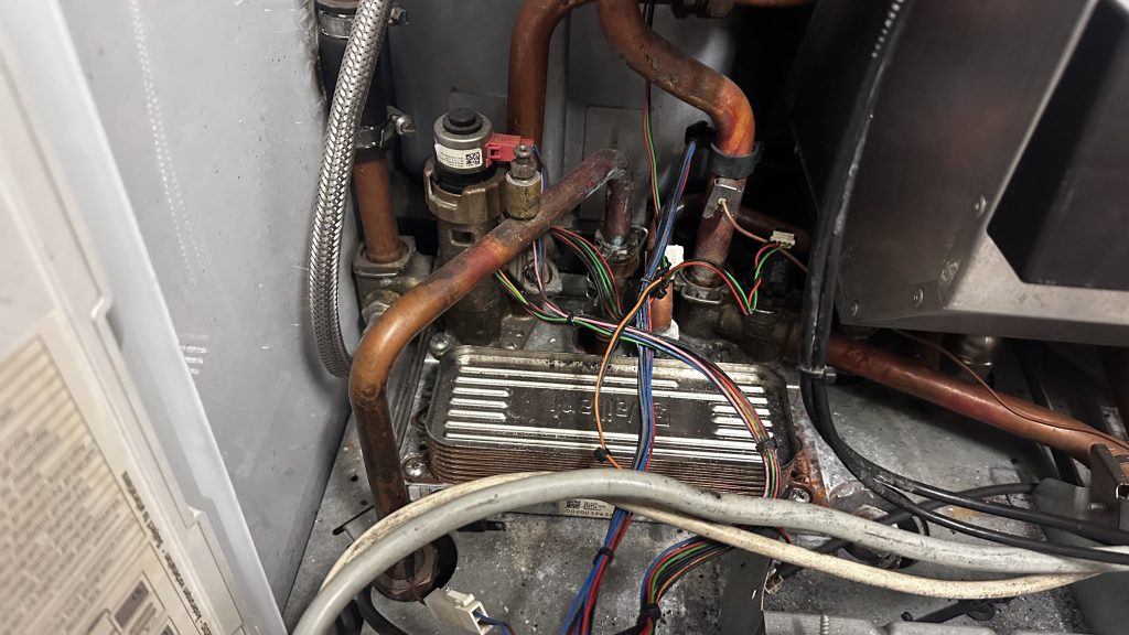 Diagnostic et intervention sur le circuit hydraulique et l’échangeur d’une chaudière Vaillant, réalisés par le chauffagiste Fluviotherm à Bruxelles pour retrouver un fonctionnement fiable.