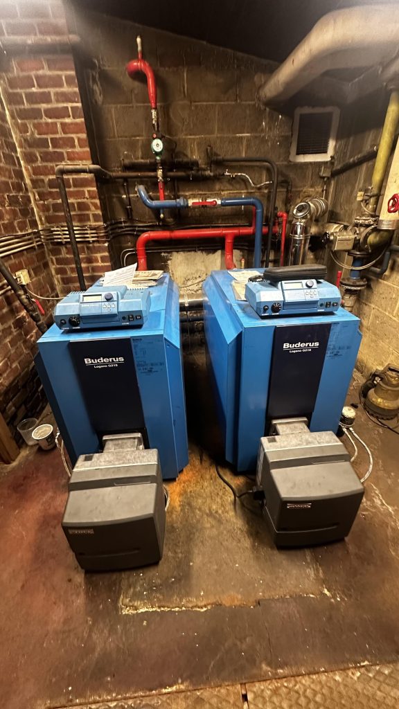 Entretien complet d’une chaufferie collective avec deux chaudières Buderus à Bruxelles, réalisé par le chauffagiste Fluviotherm pour optimiser le rendement et la sécurité de l’installation.