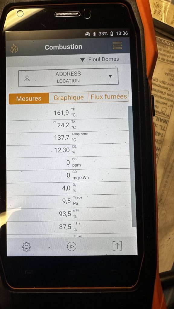Contrôle des fumées et mesures de combustion sur chaudière à Bruxelles, réalisé par le chauffagiste Fluviotherm pour vérifier le bon réglage et le rendement de l’installation.
