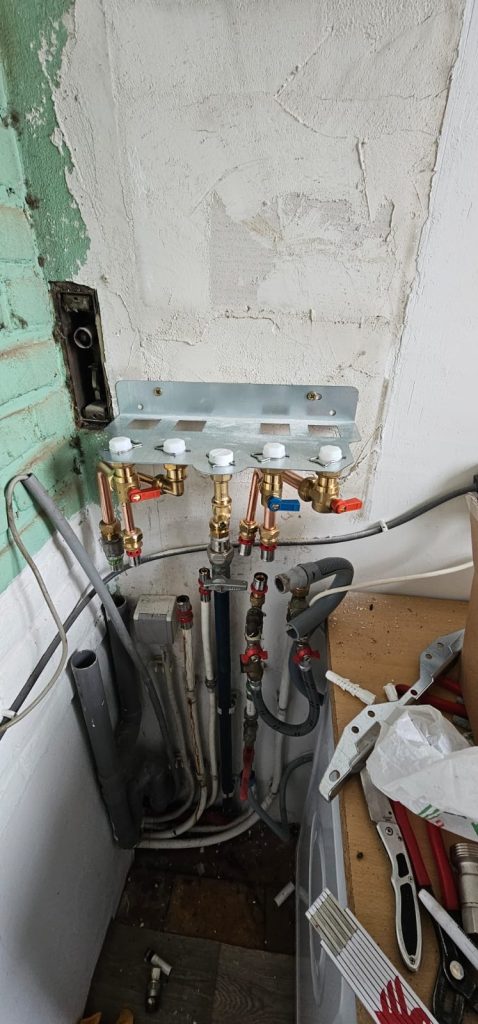 Rénovation du point d’eau d’une cuisine à Bruxelles avec pose d’un nouveau collecteur et de vannes d’arrêt individuelles, préparé par un plombier Fluviotherm pour un raccordement propre et sécurisé.