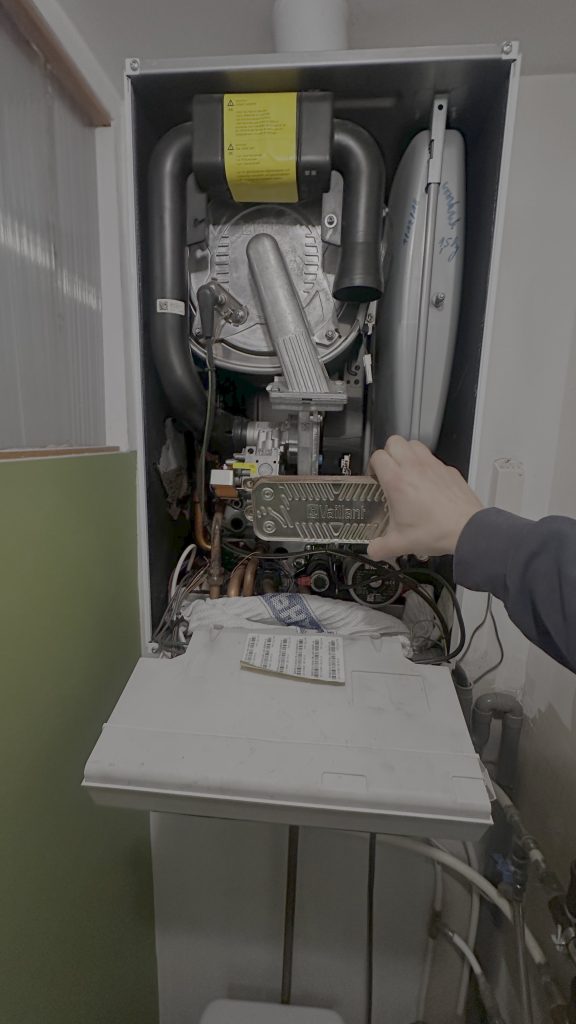 Remplacement d’un échangeur à plaques sur chaudière Vaillant à Bruxelles, réalisé par un chauffagiste Fluviotherm pour retrouver une production d’eau chaude fiable et un rendement optimal.