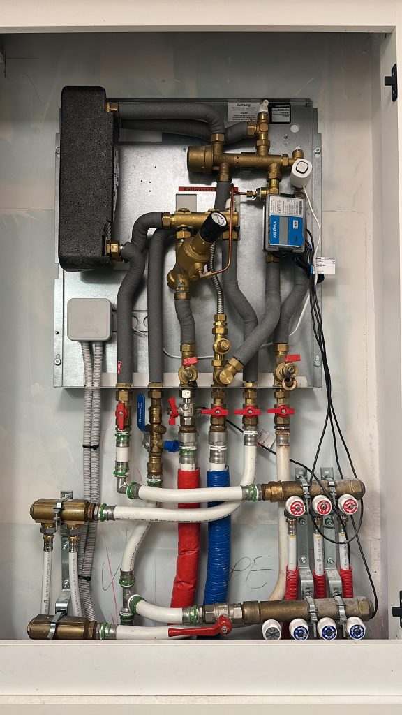 Réglage et mise au propre d’un module de distribution chauffage/eau chaude dans un appartement bruxellois, réalisés par le chauffagiste Fluviotherm pour une installation plus sûre et équilibrée.