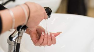 débit d’eau chaude est faible mais l’eau froide coule normalement
